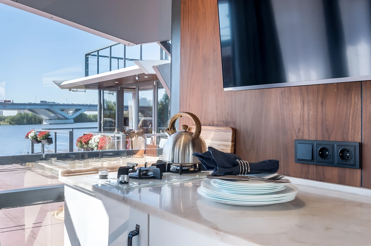 Hotel comfort on the water